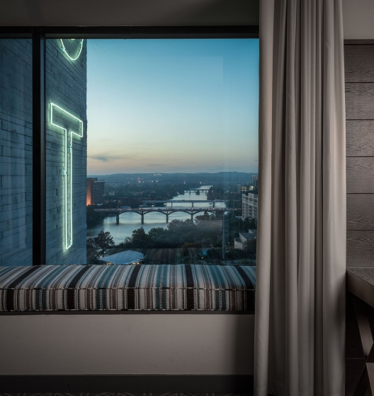 Corner King Suite with lake view