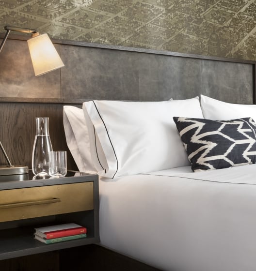 queen bed with lamp