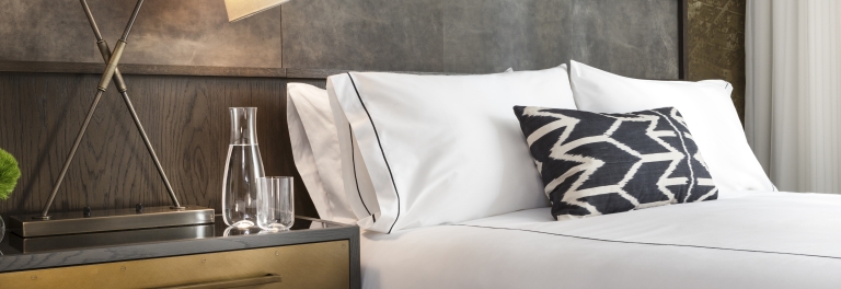 queen bed with lamp